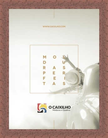 Moldura castanha bichada para as fotos e diplomas nas medidas standard do mercado.